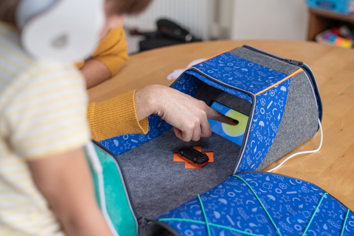 The bright interior of the trove V2 felt bag